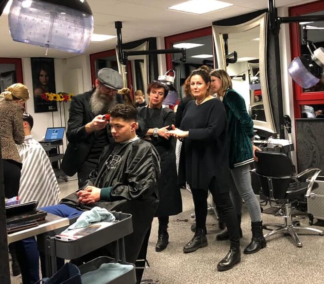 54428390_383130112467956_7098521011078823936_n In Salon training